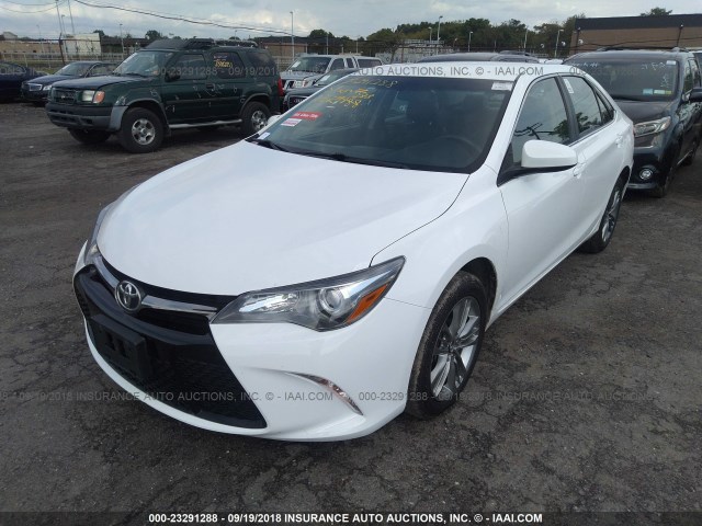 4T1BF1FK0GU578457 - 2016 TOYOTA CAMRY LE/XLE/SE/XSE WHITE photo 2