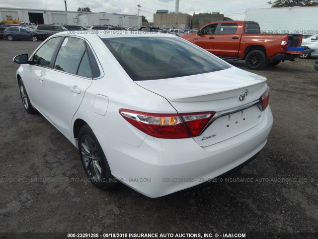 4T1BF1FK0GU578457 - 2016 TOYOTA CAMRY LE/XLE/SE/XSE WHITE photo 3