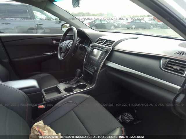 4T1BF1FK0GU578457 - 2016 TOYOTA CAMRY LE/XLE/SE/XSE WHITE photo 5