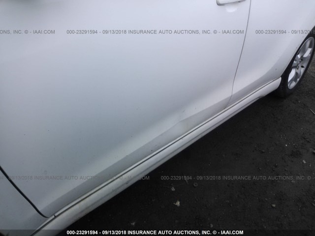 2T1KR32E26C603880 - 2006 TOYOTA COROLLA MATRIX XR WHITE photo 6