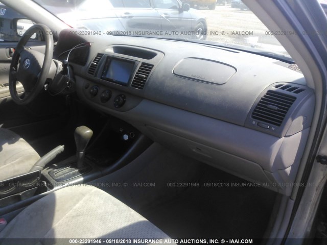 4T1BE32K12U524842 - 2002 TOYOTA CAMRY LE/XLE/SE Күміс фото 5