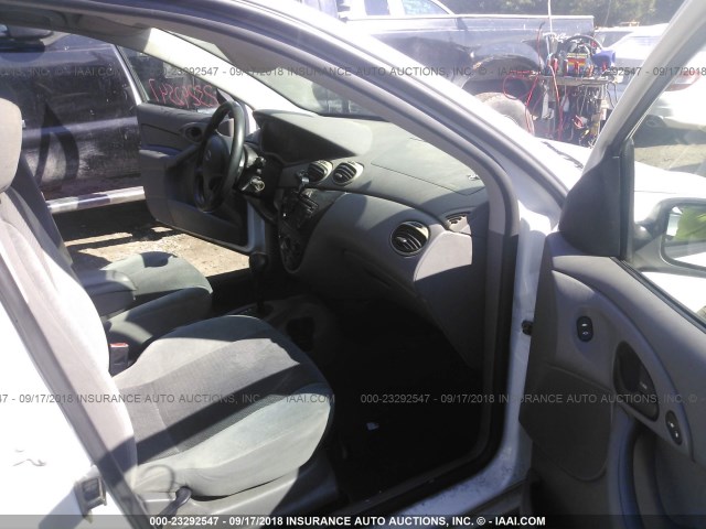 1FAFP34373W180189 - 2003 FORD FOCUS SE COMFORT/SE SPORT WHITE photo 5