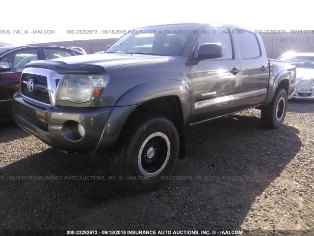 3TMLU4EN7BM073895 - 2011 TOYOTA TACOMA DOUBLE CAB GOLD photo 2