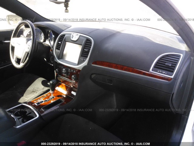 2C3CCAAG9CH192349 - 2012 CHRYSLER 300 WHITE photo 5