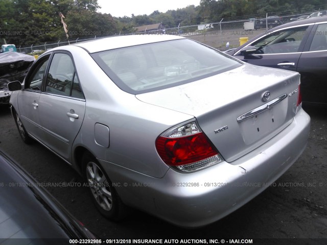 4T1BE32K05U972610 - 2005 TOYOTA CAMRY LE/XLE/SE 银色 照片 3