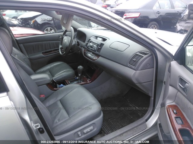 4T1BE32K05U972610 - 2005 TOYOTA CAMRY LE/XLE/SE 银色 照片 5