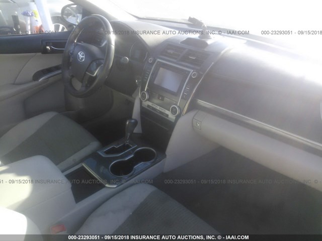 4T1BD1FK5EU121307 - 2014 TOYOTA CAMRY HYBRID/LE/XLE Qara foto 5