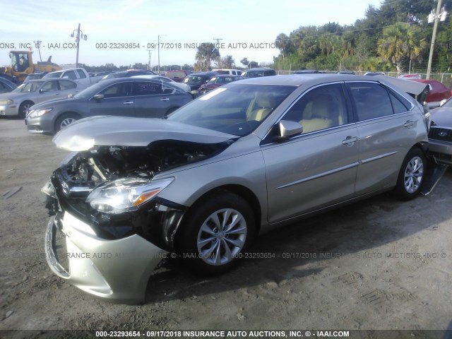 4T4BF1FKXFR501499 - 2015 TOYOTA CAMRY LE/XLE/SE/XSE 金色 照片 2