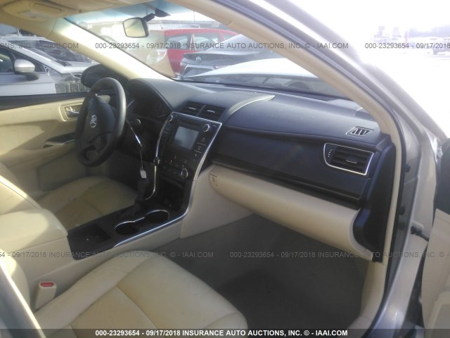4T4BF1FKXFR501499 - 2015 TOYOTA CAMRY LE/XLE/SE/XSE 金色 照片 5