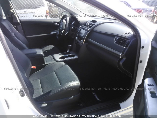 4T1BF1FK2CU597649 - 2012 TOYOTA CAMRY SE/LE/XLE 白色 照片 5