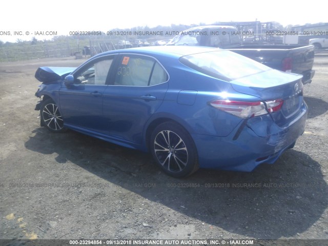 4T1B11HK8JU050460 - 2018 TOYOTA CAMRY L/LE/XLE/SE/XSE BLUE photo 3