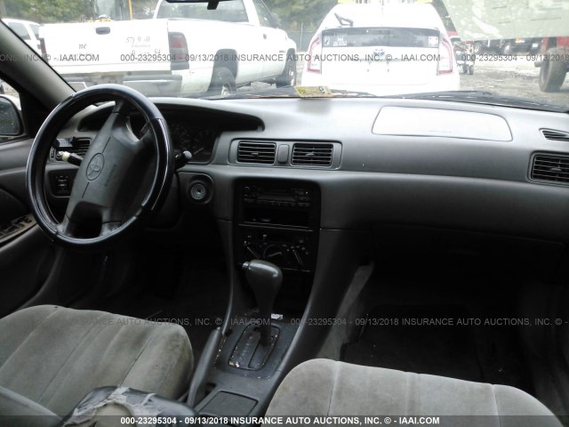JT2BF22K3W0100225 - 1998 TOYOTA CAMRY CE/LE/XLE 灰色 照片 5