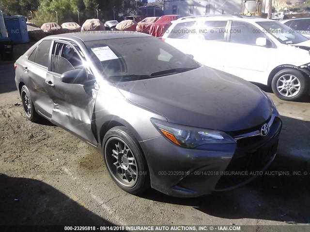 4T1BF1FK0HU787098 - 2017 TOYOTA CAMRY LE/XLE/SE/XSE 灰色 照片 1