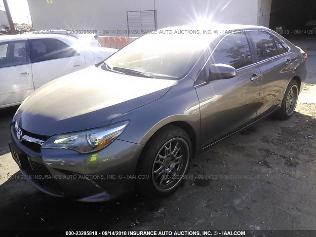 4T1BF1FK0HU787098 - 2017 TOYOTA CAMRY LE/XLE/SE/XSE 灰色 照片 2