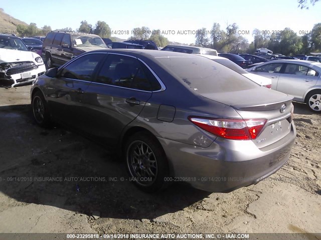 4T1BF1FK0HU787098 - 2017 TOYOTA CAMRY LE/XLE/SE/XSE 灰色 照片 3