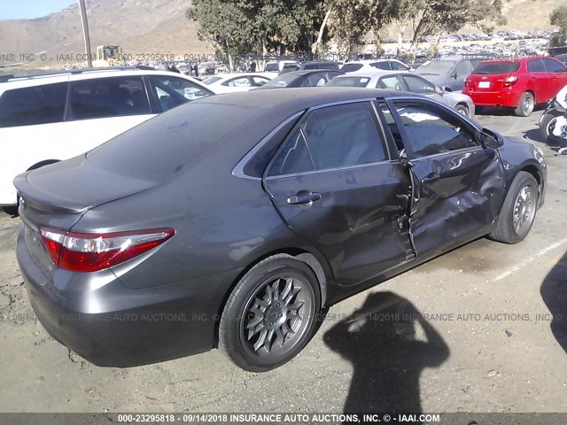 4T1BF1FK0HU787098 - 2017 TOYOTA CAMRY LE/XLE/SE/XSE 灰色 照片 4