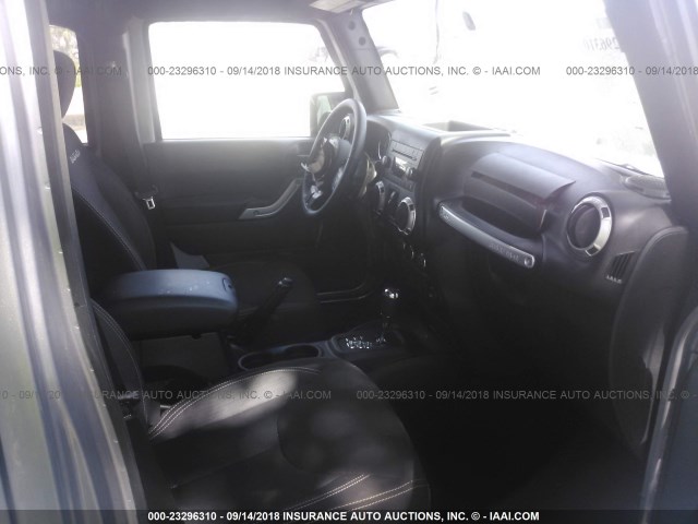 1C4HJWEG2JL922150 - 2018 JEEP WRANGLER UNLIMITED SAHARA GRAY photo 5