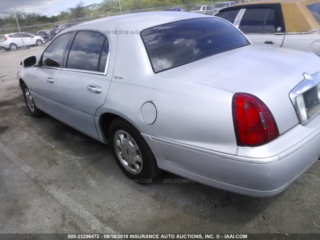 1LNHM82W2XY621612 - 1999 LINCOLN TOWN CAR SIGNATURE SILVER photo 3