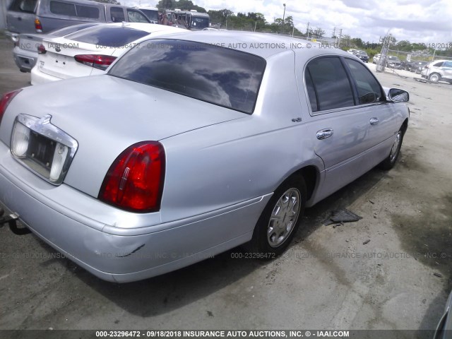 1LNHM82W2XY621612 - 1999 LINCOLN TOWN CAR SIGNATURE SILVER photo 4