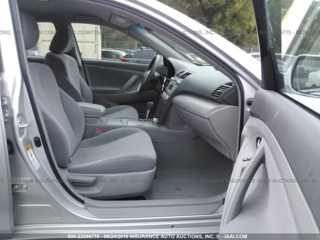 4T4BF3EK0BR190785 - 2011 TOYOTA CAMRY SE/LE/XLE 银色 照片 5