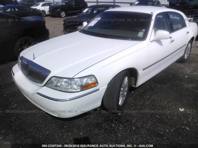 1LNHM81W55Y626026 - 2005 LINCOLN TOWN CAR SIGNATURE WHITE photo 2