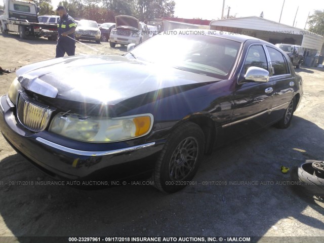 1LNHM82W1XY615879 - 1999 LINCOLN TOWN CAR SIGNATURE BLUE photo 2