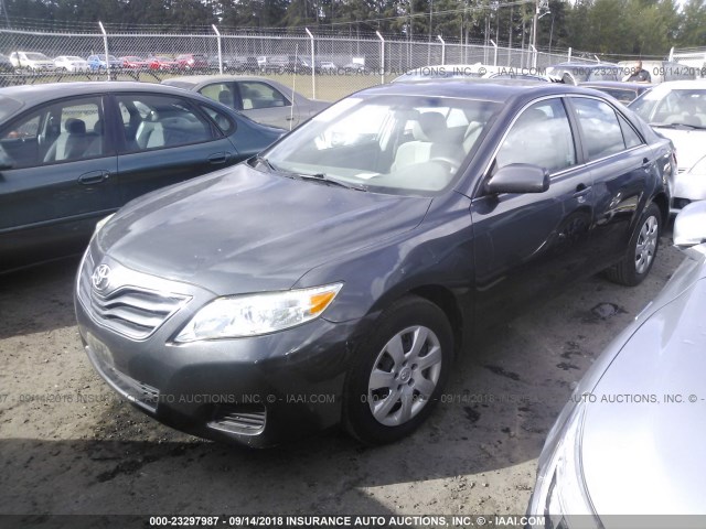 4T1BF3EK7AU526148 - 2010 TOYOTA CAMRY SE/LE/XLE GRAY photo 2