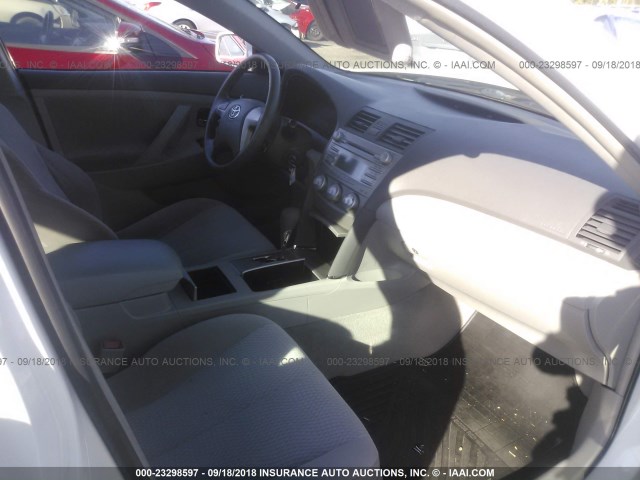 4T1BF3EK5AU556135 - 2010 TOYOTA CAMRY SE/LE/XLE WHITE photo 5