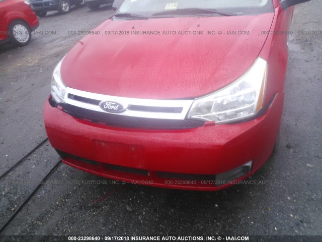 1FAHP35N18W126645 - 2008 FORD FOCUS SE/SEL/SES RED photo 6