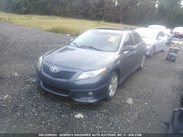 4T1BF3EKXBU663859 - 2011 TOYOTA CAMRY SE/LE/XLE GRAY photo 2