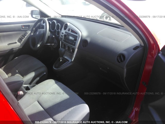 2T1KR32E75C392013 - 2005 TOYOTA COROLLA MATRIX XR RED photo 5