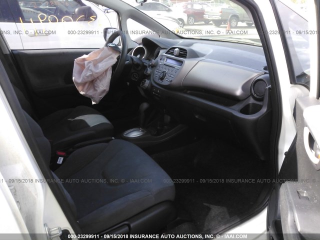 JHMGE8H31BC023851 - 2011 HONDA FIT WHITE photo 5