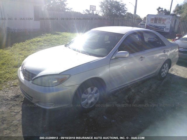 4T1BE32K72U500660 - 2002 TOYOTA CAMRY LE/XLE/SE SILVER photo 2