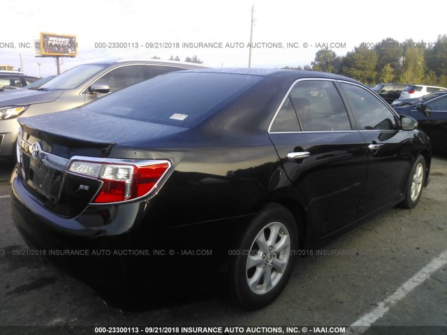 4T1BF1FK2CU155986 - 2012 TOYOTA CAMRY SE/LE/XLE შავი ფოტო 4