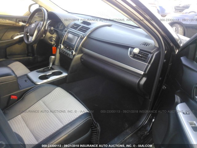 4T1BF1FK2CU155986 - 2012 TOYOTA CAMRY SE/LE/XLE შავი ფოტო 5