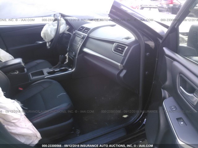 4T1BF1FK7HU737024 - 2017 TOYOTA CAMRY LE/XLE/SE/XSE 黑色 照片 5