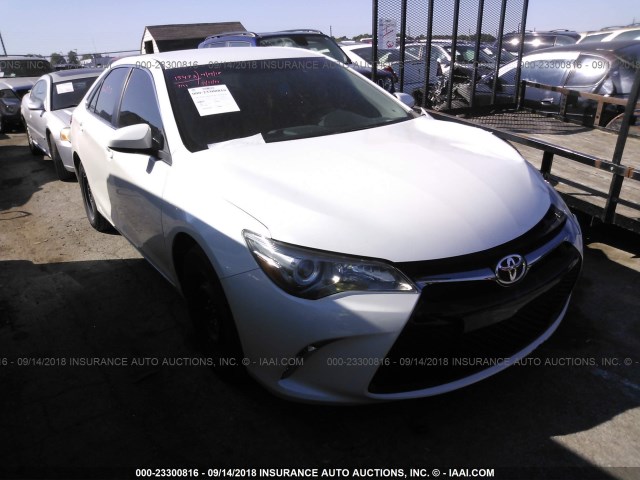 4T1BF1FK0GU240461 - 2016 TOYOTA CAMRY LE/XLE/SE/XSE 白色 照片 1