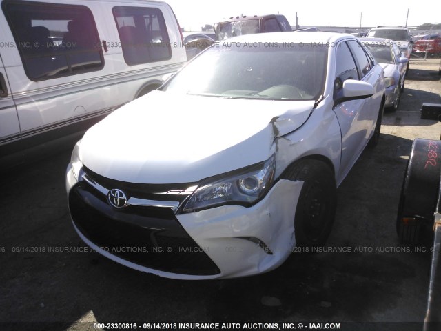 4T1BF1FK0GU240461 - 2016 TOYOTA CAMRY LE/XLE/SE/XSE 白色 照片 2