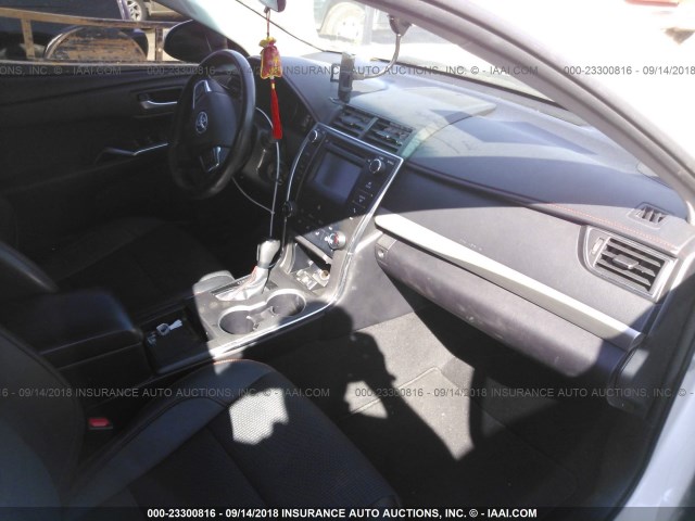 4T1BF1FK0GU240461 - 2016 TOYOTA CAMRY LE/XLE/SE/XSE 白色 照片 5