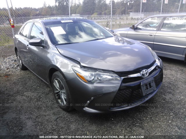 4T1BF1FK8HU445737 - 2017 TOYOTA CAMRY LE/XLE/SE/XSE 灰色 照片 1