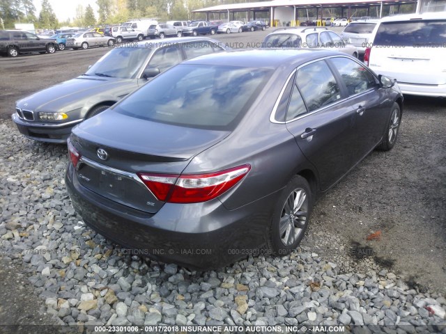 4T1BF1FK8HU445737 - 2017 TOYOTA CAMRY LE/XLE/SE/XSE 灰色 照片 4