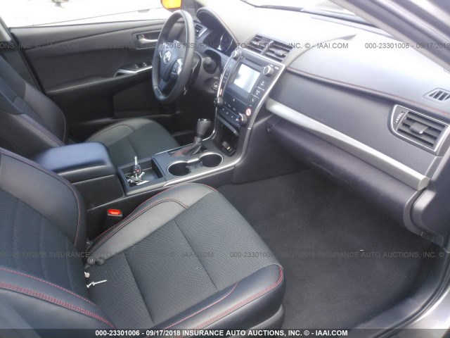 4T1BF1FK8HU445737 - 2017 TOYOTA CAMRY LE/XLE/SE/XSE 灰色 照片 5