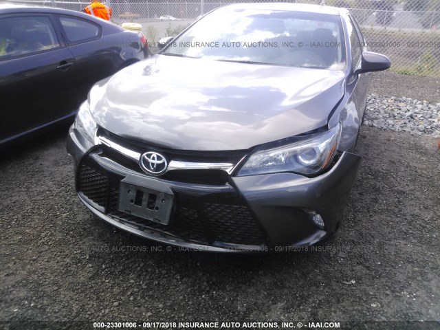 4T1BF1FK8HU445737 - 2017 TOYOTA CAMRY LE/XLE/SE/XSE 灰色 照片 6