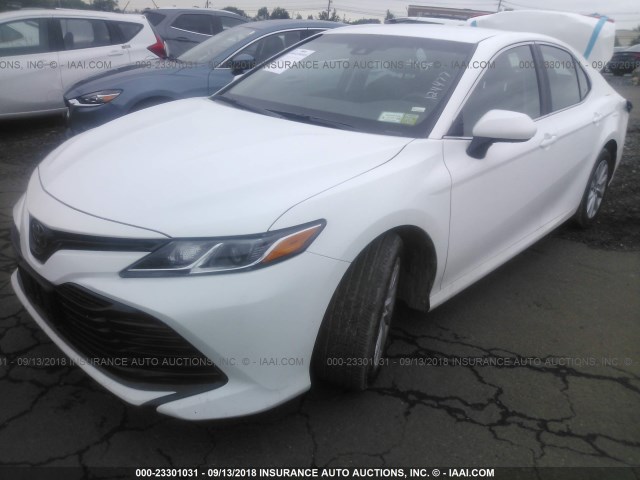 4T1B11HK1JU124477 - 2018 TOYOTA CAMRY L/LE/XLE/SE/XSE WHITE photo 2