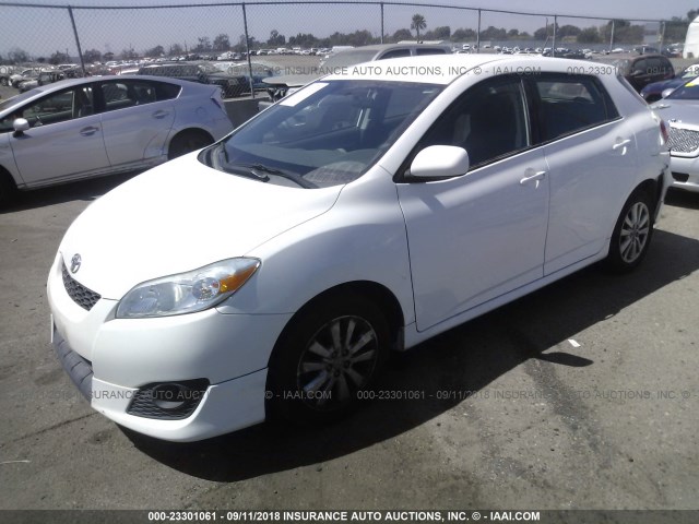 2T1KU4EEXAC460296 - 2010 TOYOTA COROLLA MATRIX  WHITE photo 2