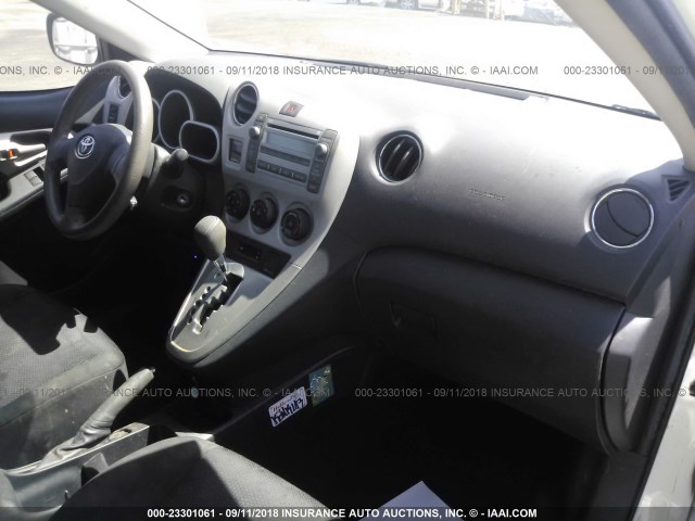 2T1KU4EEXAC460296 - 2010 TOYOTA COROLLA MATRIX  WHITE photo 5