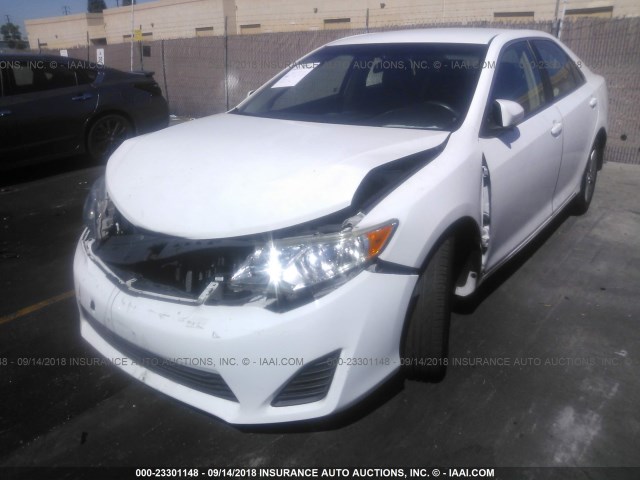 4T1BF1FK1CU516558 - 2012 TOYOTA CAMRY SE/LE/XLE 白色 照片 2