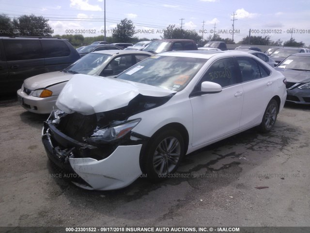 4T1BF1FK6HU325726 - 2017 TOYOTA CAMRY LE/XLE/SE/XSE 白色 照片 2