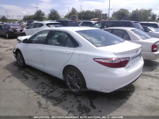 4T1BF1FK6HU325726 - 2017 TOYOTA CAMRY LE/XLE/SE/XSE 白色 照片 3