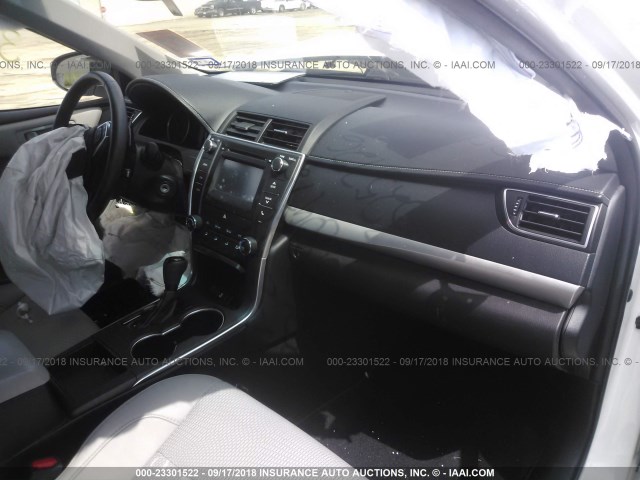 4T1BF1FK6HU325726 - 2017 TOYOTA CAMRY LE/XLE/SE/XSE 白色 照片 5